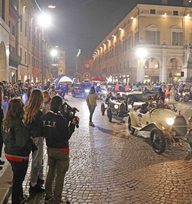 Il caso Polizia locale «Servizi forniti gratis a Mille Miglia e Giro» 