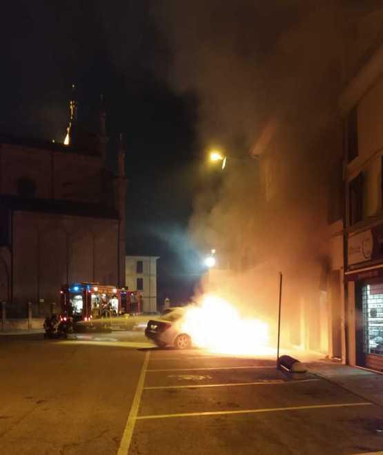 Auto bruciata in centro Rimane in campo solo l’ipotesi dolosa 