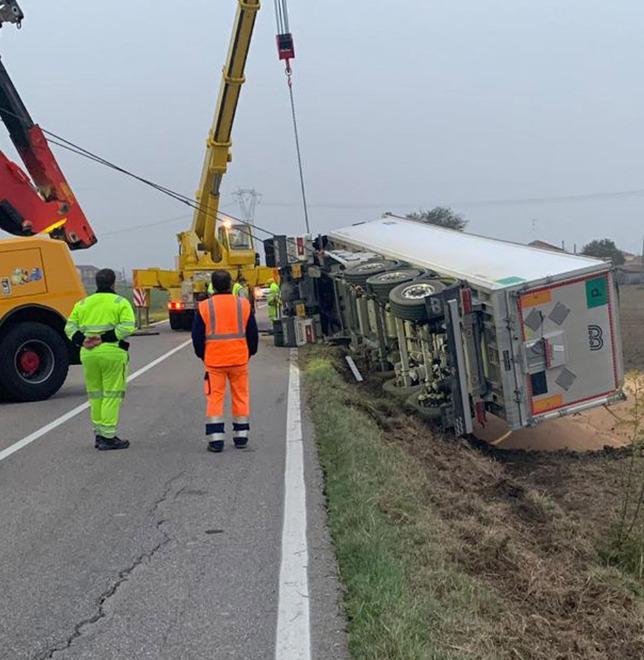 Strada stretta Si rovescia un camion con il grano 