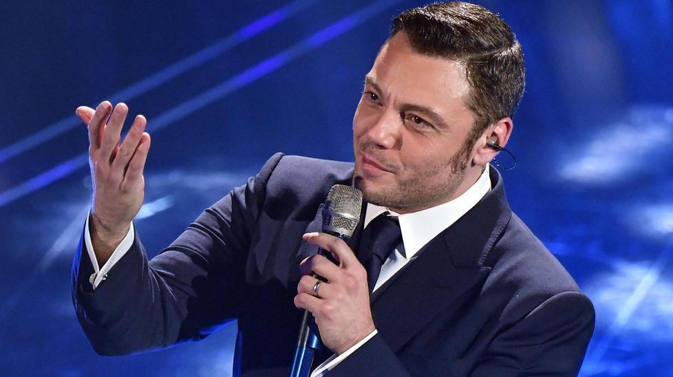 Tiziano Ferro tra bulli, alcol e coming out «Niente musica, qui mi metto a nudo»