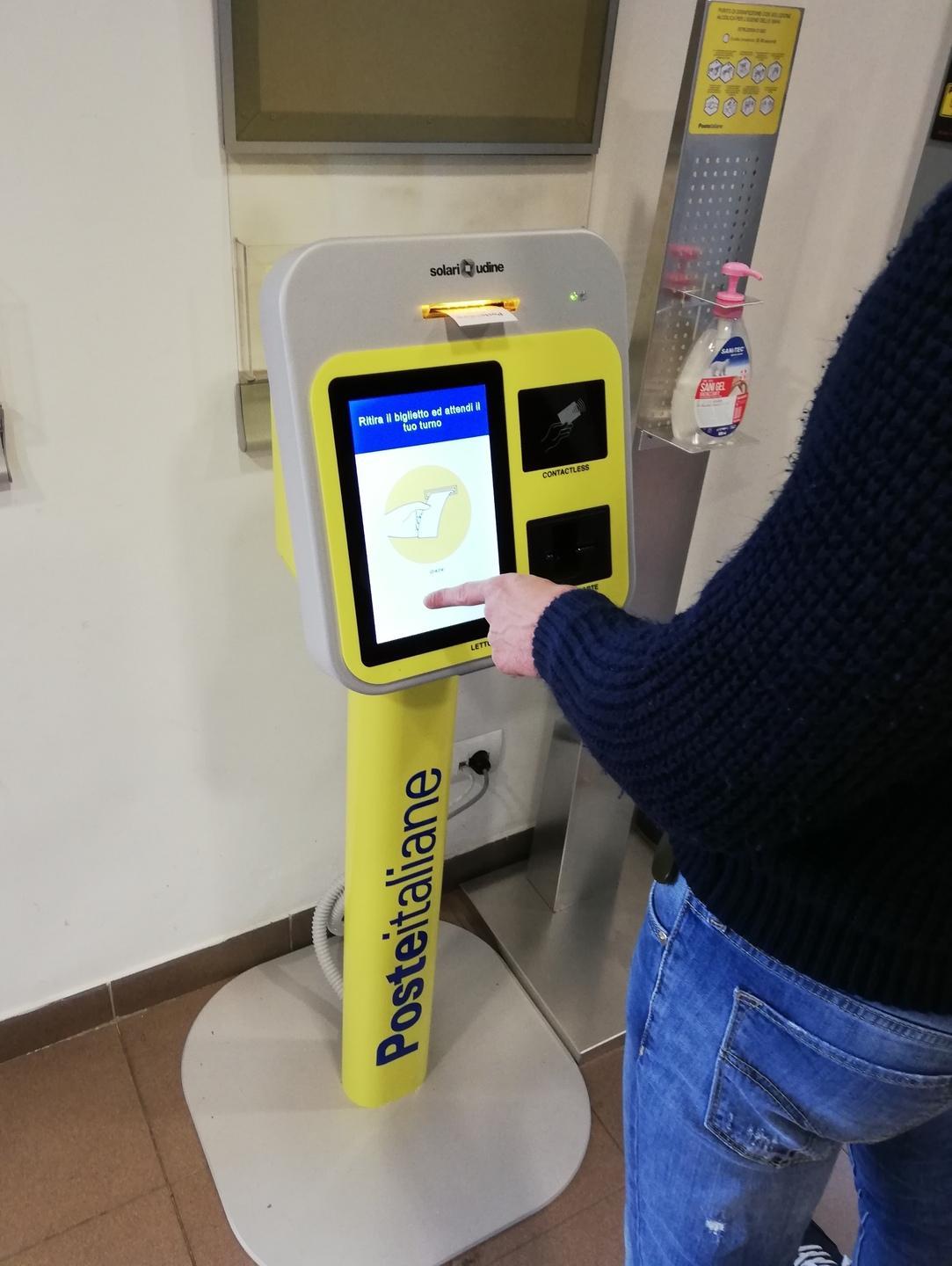 Nell’ufficio postale l’attesa è “light” 