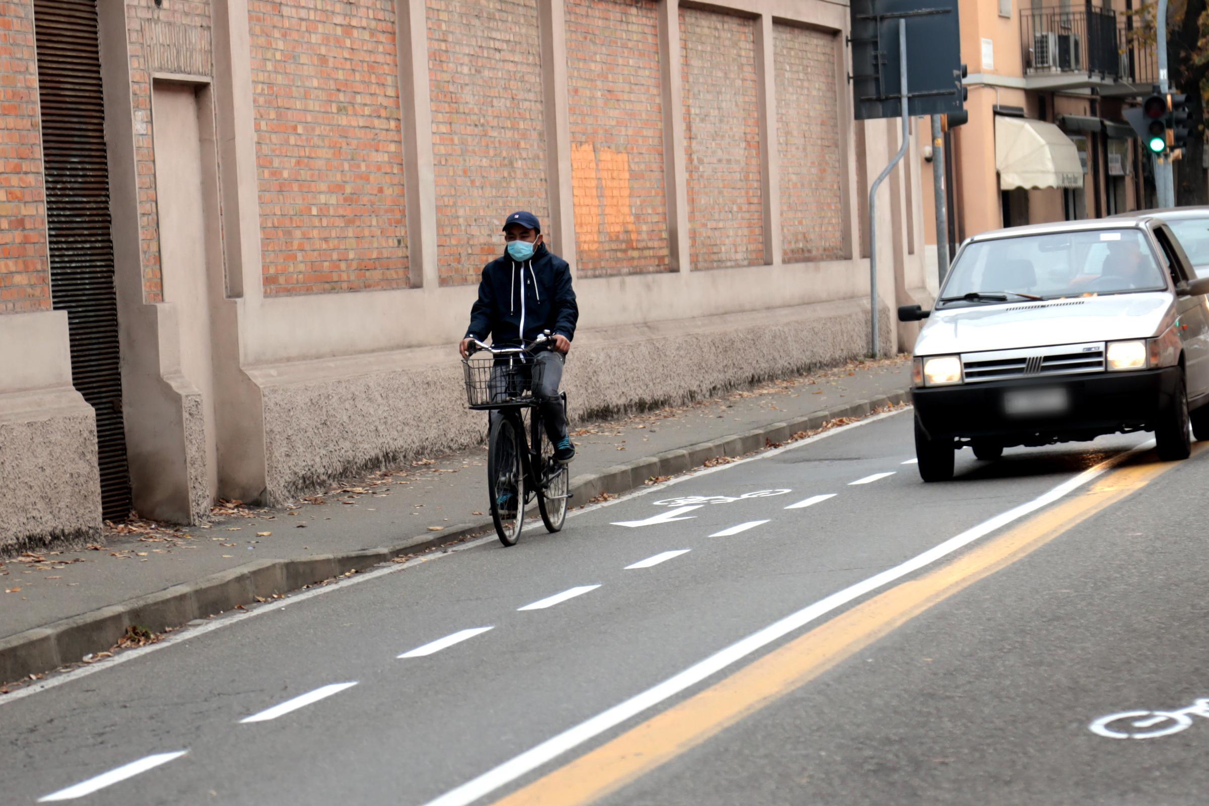Modena Nuove ciclabili, bici in slalom tra bus, taxi e auto in manovra 