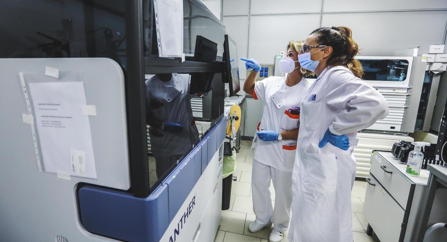 Quattromila tamponi fermi in laboratorio, mancano componenti per analizzarli 