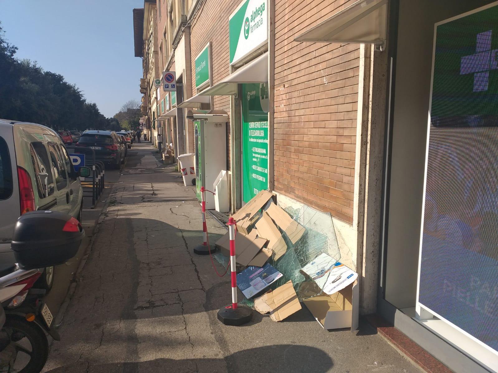 I danni alla farmacia Farneti