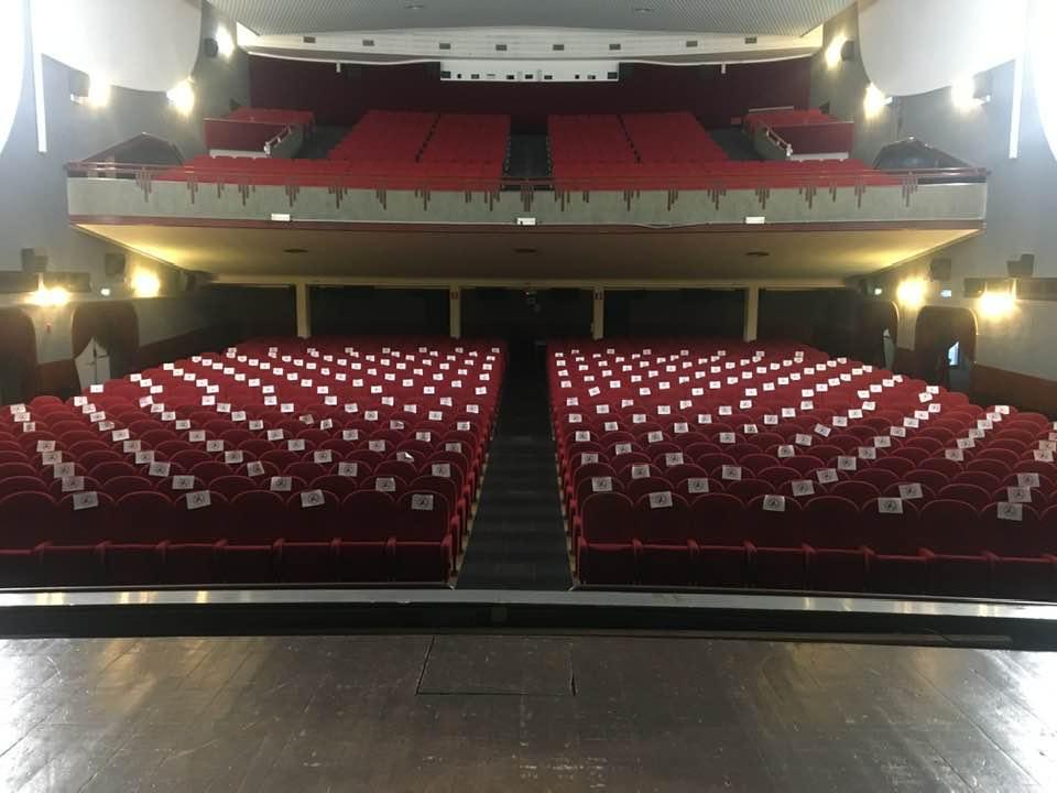 La platea vuota del Teatro Moderno di Grosseto