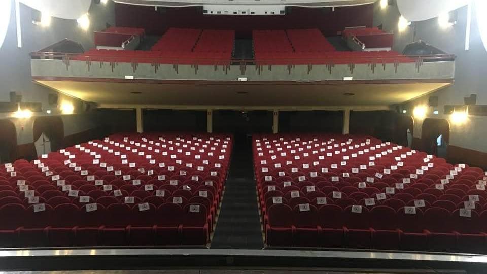 La platea vuota del Teatro Moderno di Grosseto