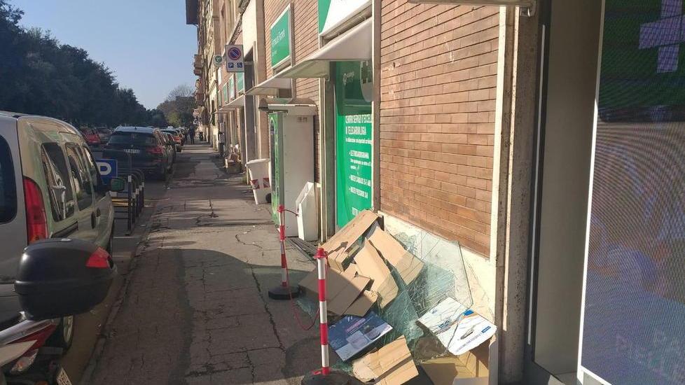La Farmacia Farneti danneggiata