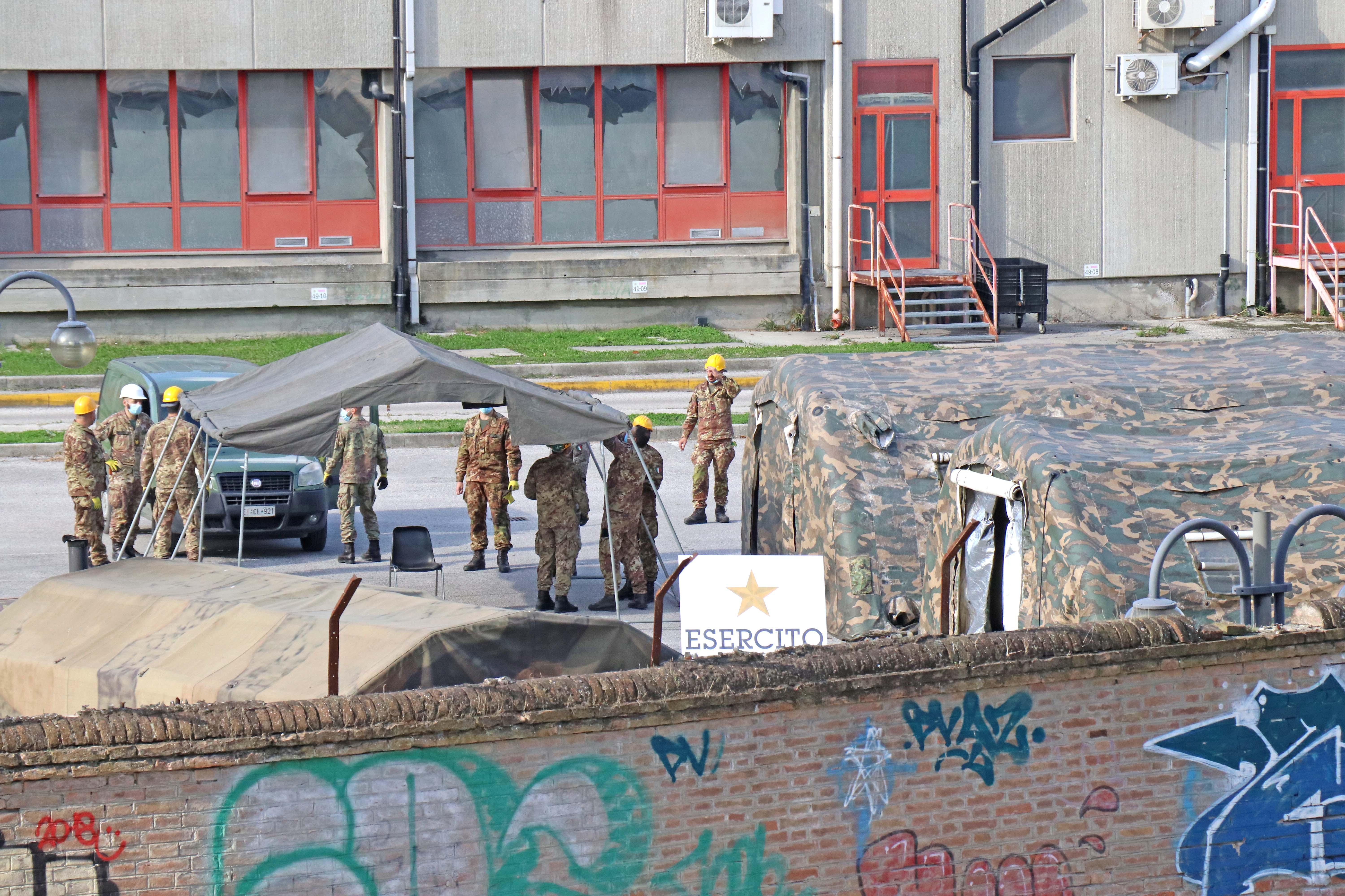 Le strutture montate dall'Esercito all'ex Sant'Anna