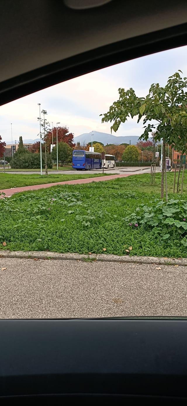 I bus vuoti al polo scolastico di via di Reggiana