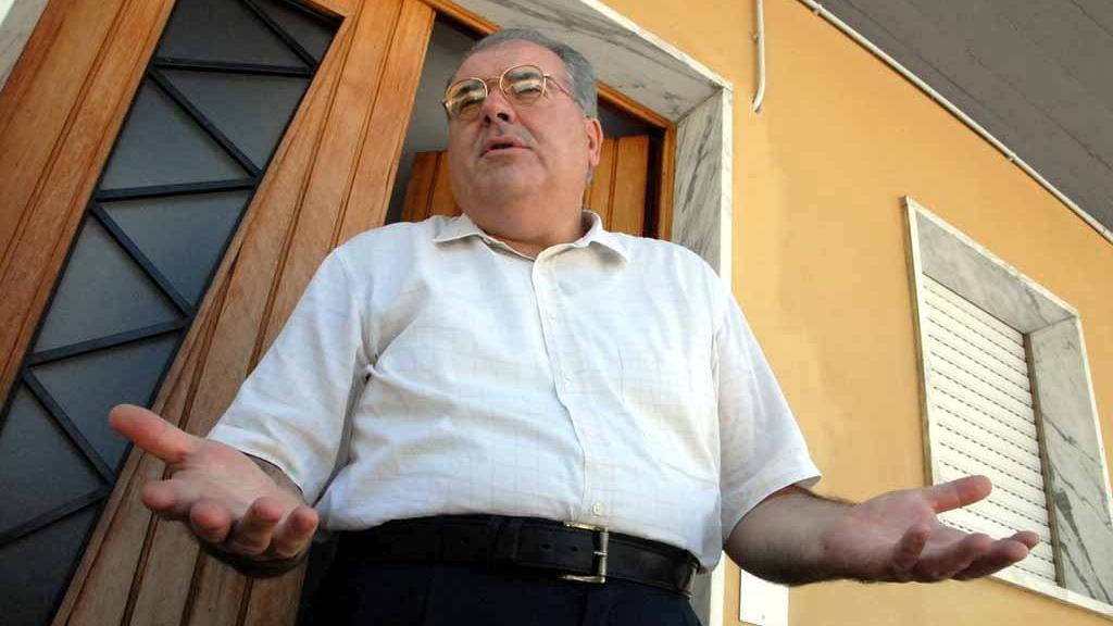 «C’è una famiglia in crisi» E don Euro intascava soldi