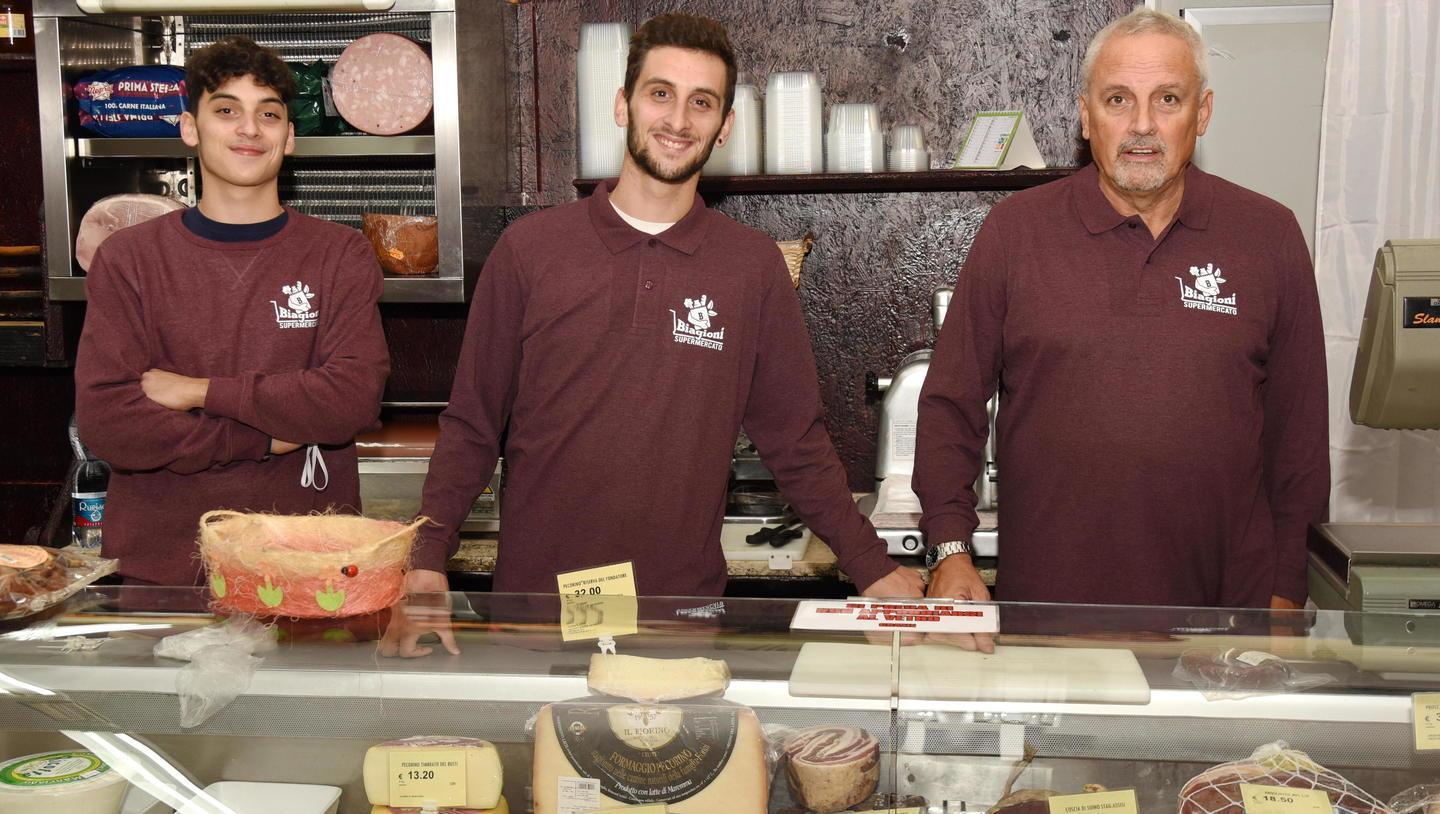 Brindisi dietro al bancone per il market dei Biagioni