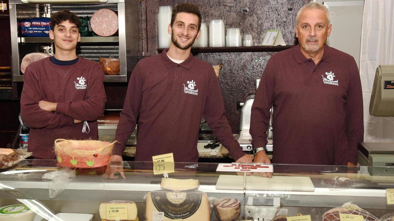 Brindisi dietro al bancone per il market dei Biagioni