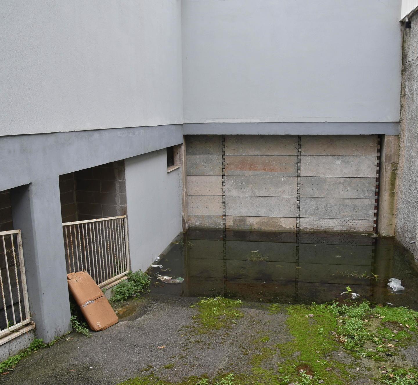Acqua alta e stagnante nel parcheggio interrato «Il sindaco ci aiuti» 