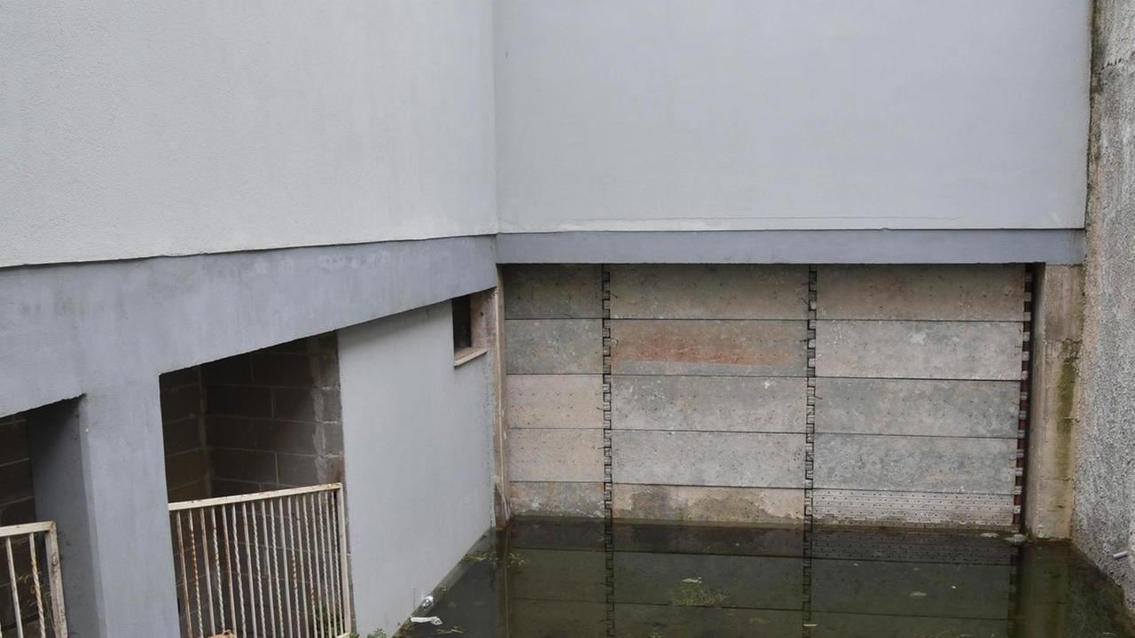 Acqua alta e stagnante nel parcheggio interrato «Il sindaco ci aiuti»