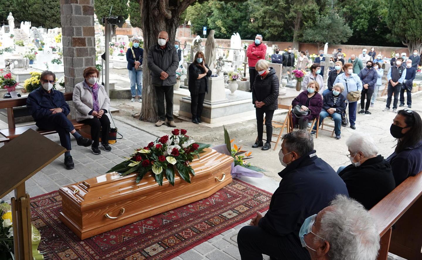 Commosso addio a Renzo Amministratori e amici nel piazzale del cimitero 