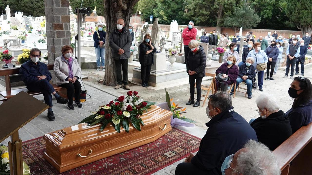 Commosso addio a Renzo Amministratori e amici nel piazzale del cimitero