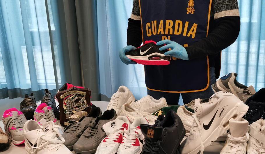 Scarpe ordinate in Cina e vendute sul web famiglia denunciata, nonna compresa 