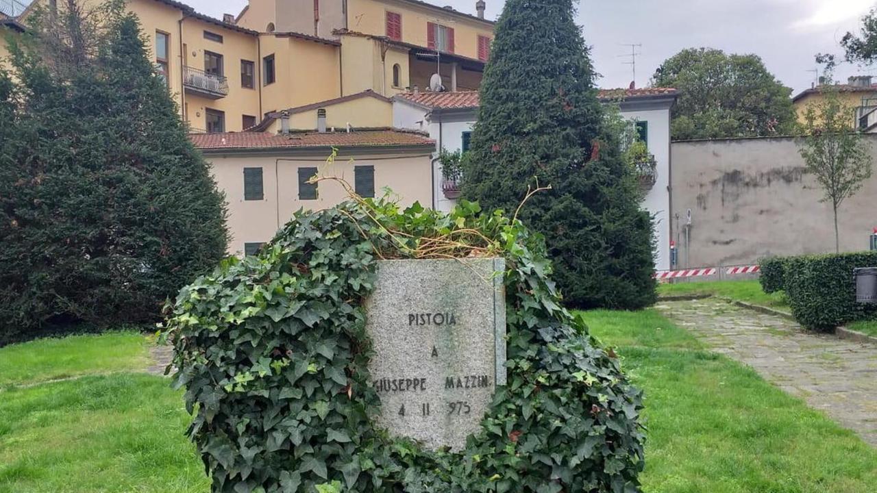 Teppisti scaraventano a terra la statua di Giuseppe Mazzini