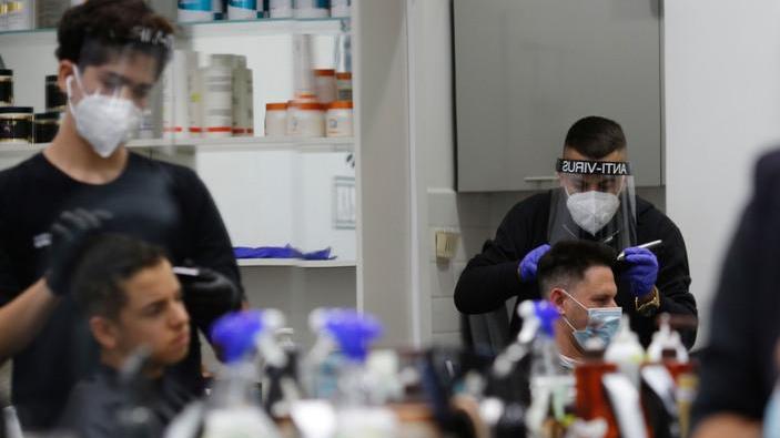 I parrucchieri e gli artigiani tirano un sospiro di sollievo