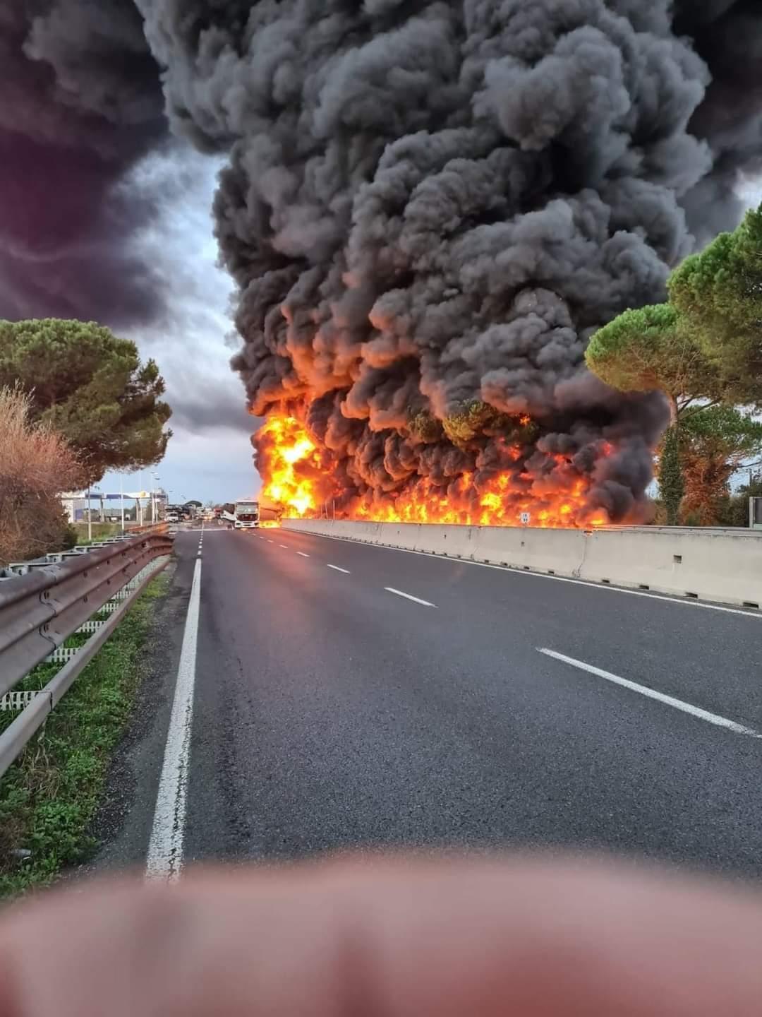 La cisterna in fiamme sulla Fi-PI-Li