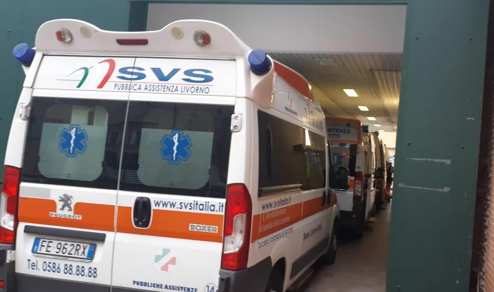 Caos all’ospedale: otto ambulanze in coda, paziente attende a bordo oltre quattro ore 