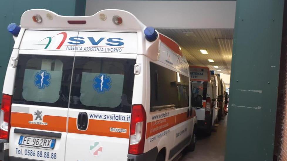 Caos all’ospedale: otto ambulanze in coda, paziente attende a bordo oltre quattro ore