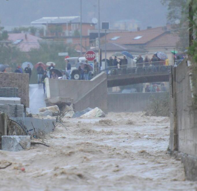 L’esondazione del Carrione per la rottura di un tratto di argine il 5 novembre del 2014