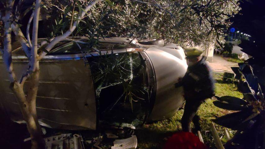 Vanno dritti a una curva e finiscono dentro a un giardino