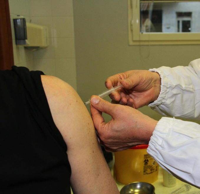 Vaccino influenza, clamoroso dietrofront della Regione: stop sotto ai 65 anni 