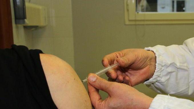 Vaccino influenza, clamoroso dietrofront della Regione: stop sotto ai 65 anni
