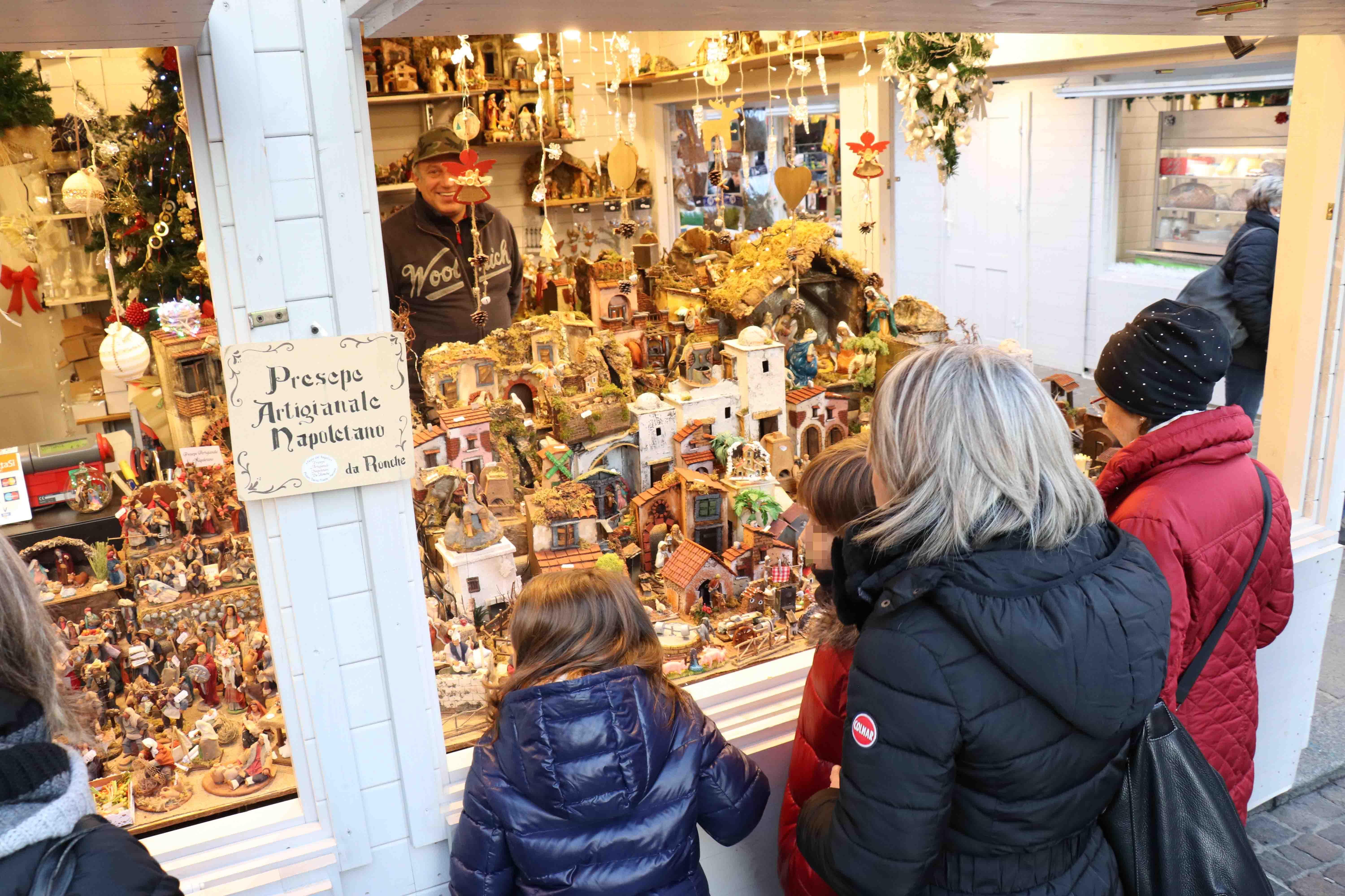 Ferrara, sul listone bancarelle dimezzate. Festa del regalo sì, il Villaggio no 