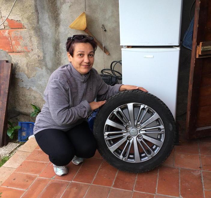 Maria Geamanu con una delle ruote recuperate
