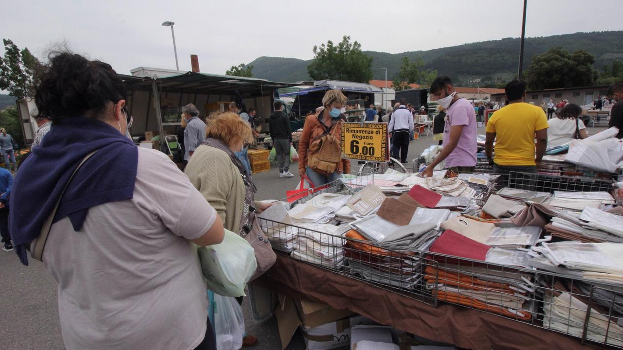 Un banco al mercato del lunedì