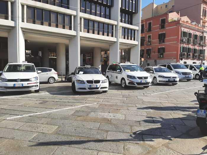 La protesta davanti al palazzo del Consiglio regionale in via Roma a Cagliari