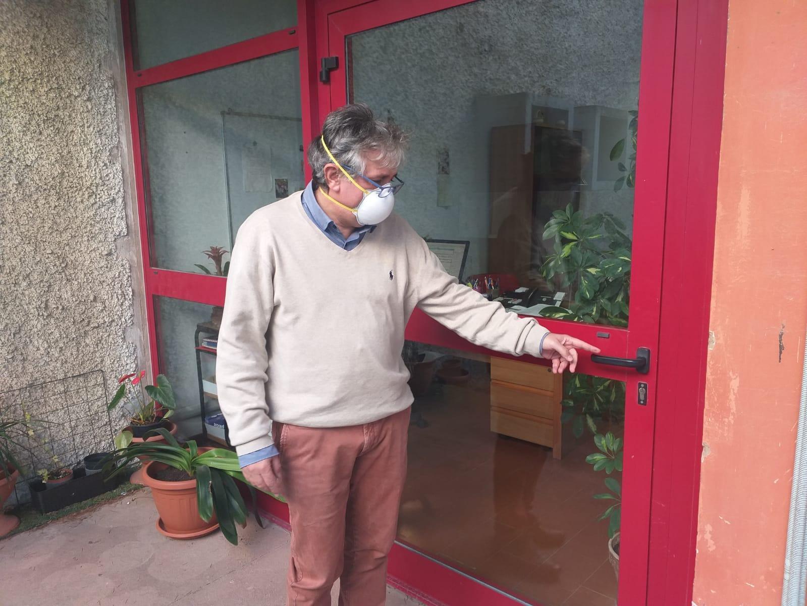Il preside Antonio Manfredini indica la porta danneggiata