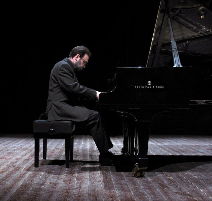 Longobardi al piano in una sala vuota e in diretta streaming 