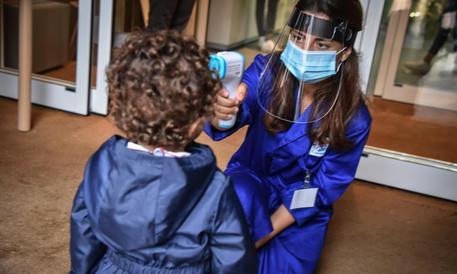 "Primino" senza mascherina, la scuola non lo fa entrare 