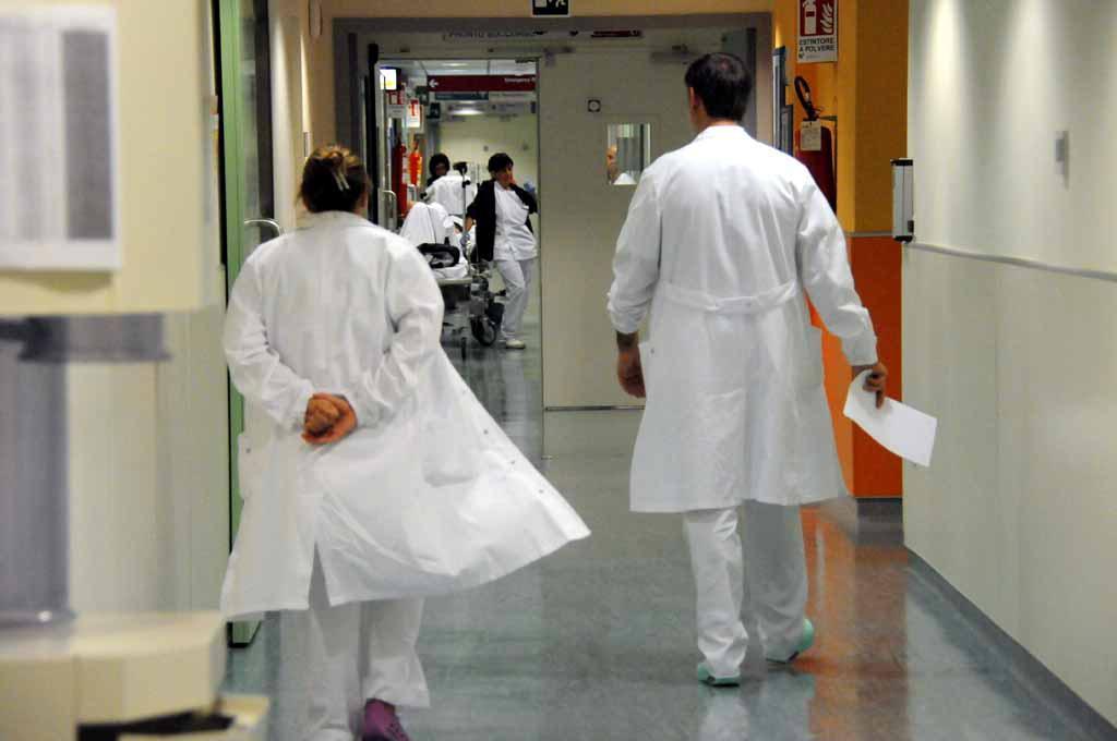 Maxi ospedali provvisori, il piano della Regione per evitare il flop: «Inviamoci i chirurghi dei reparti no Covid che ora non operano» 