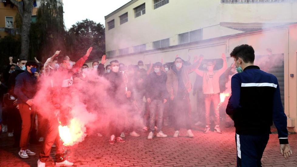 L'arrivo del ragazzino con gli amici che lo festeggiano (foto Dario Marzi)