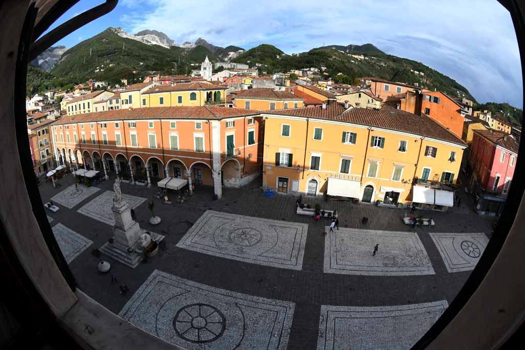 I dati del commercio a Carrara: più le aperture delle chiusure 
