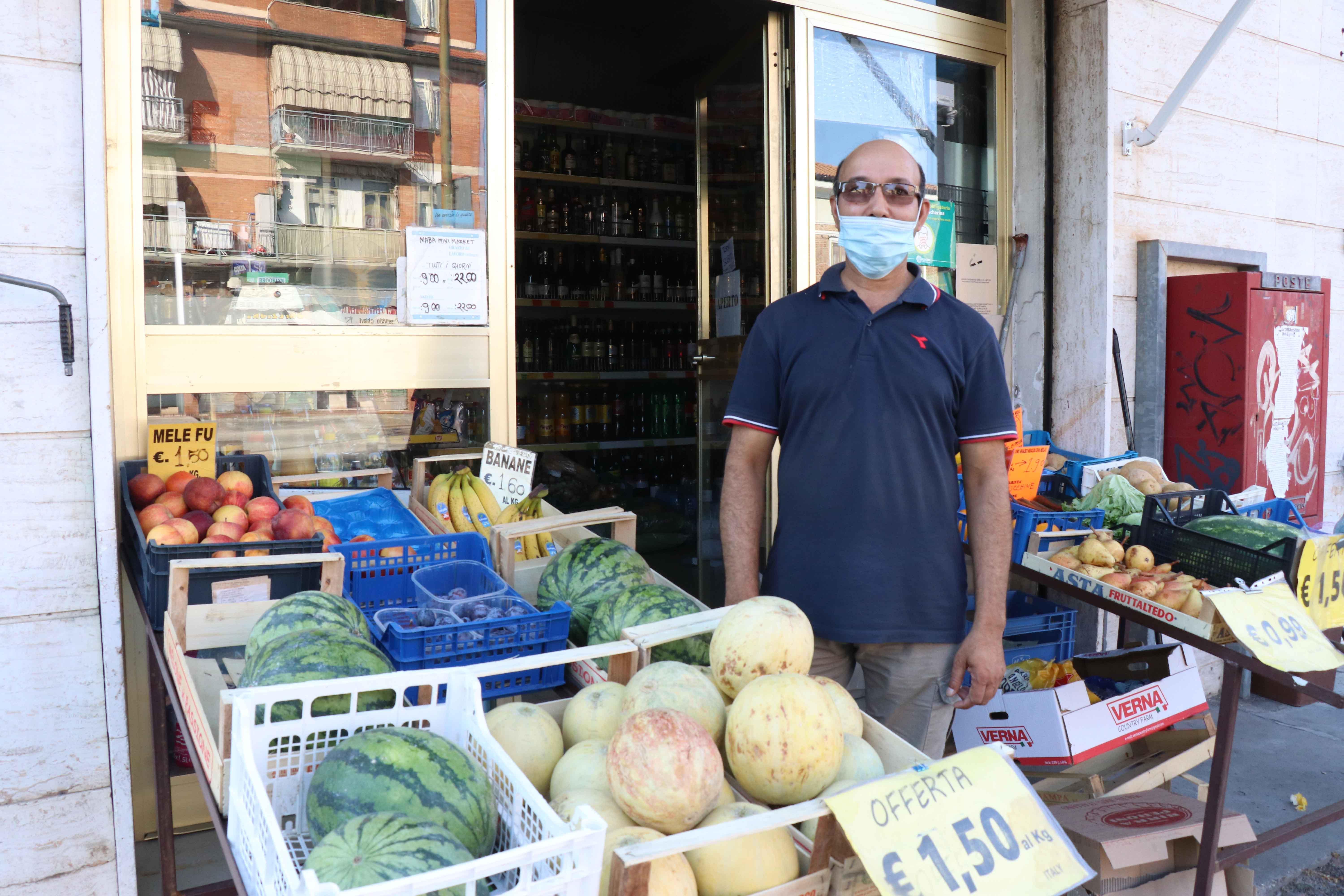 Acquisti, l’emergenza premia online e discount: frutta, prezzi alle stelle 
