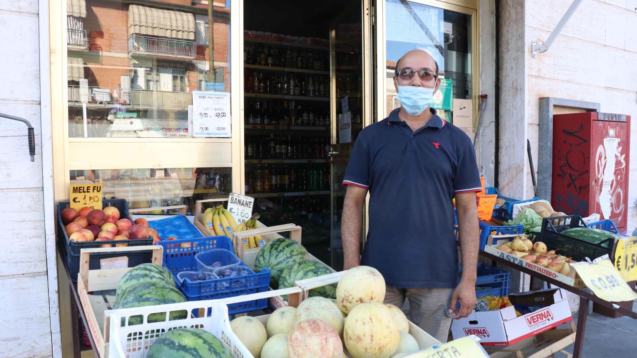 Acquisti, l’emergenza premia online e discount: frutta, prezzi alle stelle
