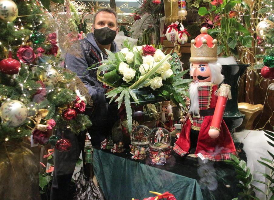 E dal fioraio Vecoli è già arrivato il Natale: «Un segno di speranza»
