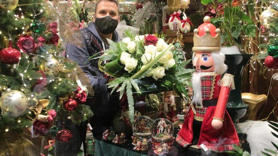 E dal fioraio Vecoli è già arrivato il Natale: «Un segno di speranza»