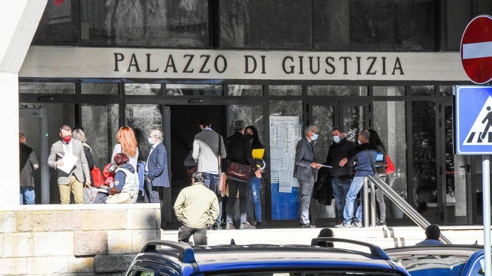 Fissano incontri con uomini, poi li derubano