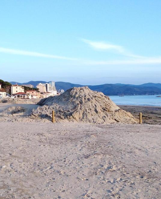 Sabbia spostata sul litorale Il Comune ferma le ruspe 