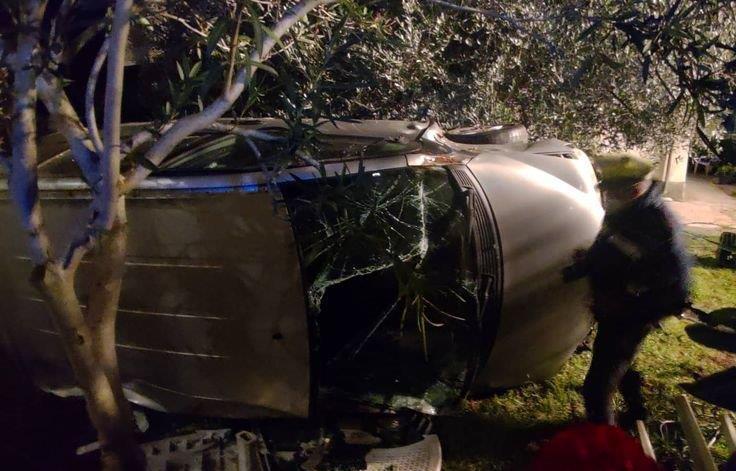 Vanno dritti a una curva Finiscono dentro a un giardino 