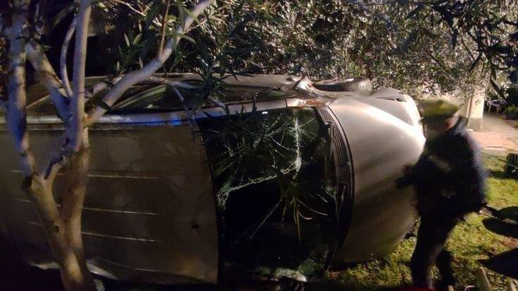 Vanno dritti a una curva Finiscono dentro a un giardino