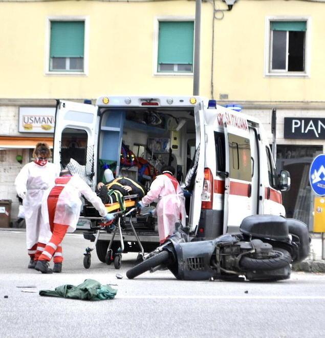 Scontro fra furgone e motorino Un contuso