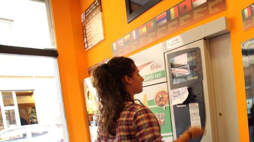 Limitazioni orarie per i distributori di alimenti e bevande